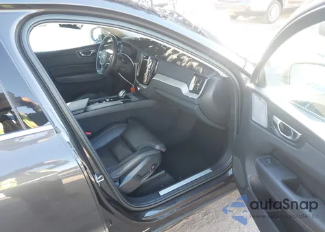 2022 Volvo Xc60 Recharge Plug-In Hybrid T8 Inscription Extended Range z USA, uszkodzony, nr VIN YV4H60DL6N1077203